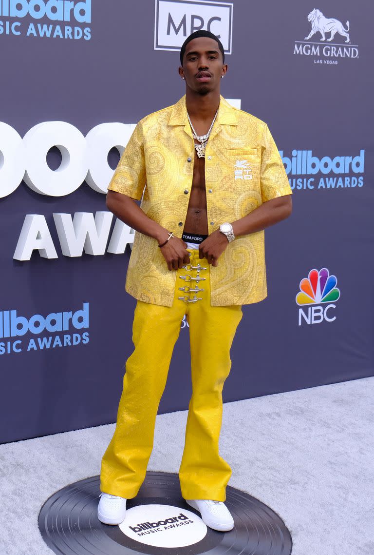 El músico Christian Combs optó por un look amarillo y sin remera, uno de los más llamativos de la alfombra de los premios musicales