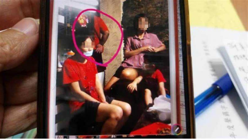 郭佳宏打死親生母親張婦（戴口罩者）時，張婦的女兒還在旁冷血觀看，並以相機記錄媽媽被打死過程。（圖／報系資料照）