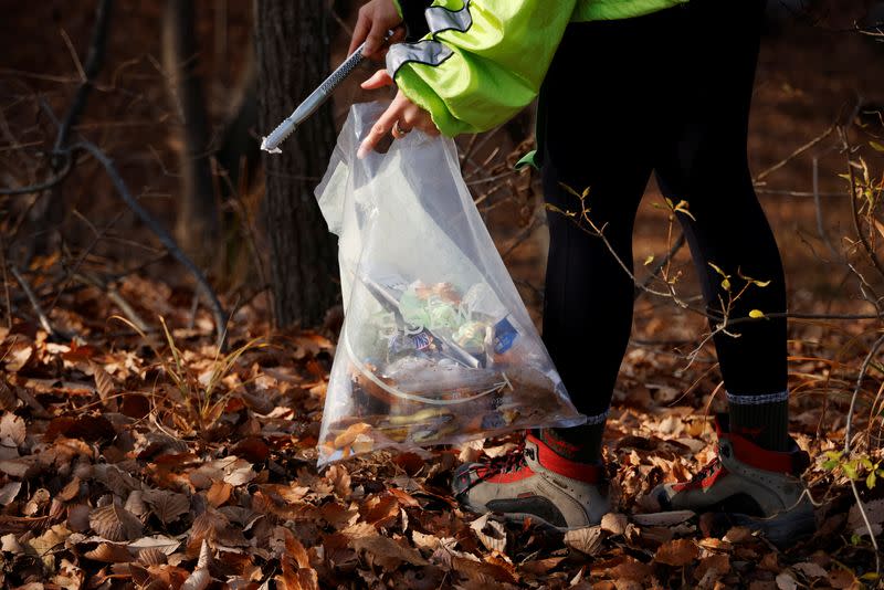 Imagen de archivo un miembro de Clean Hikers recolectando basura durante una caminata en una montaña en Incheon