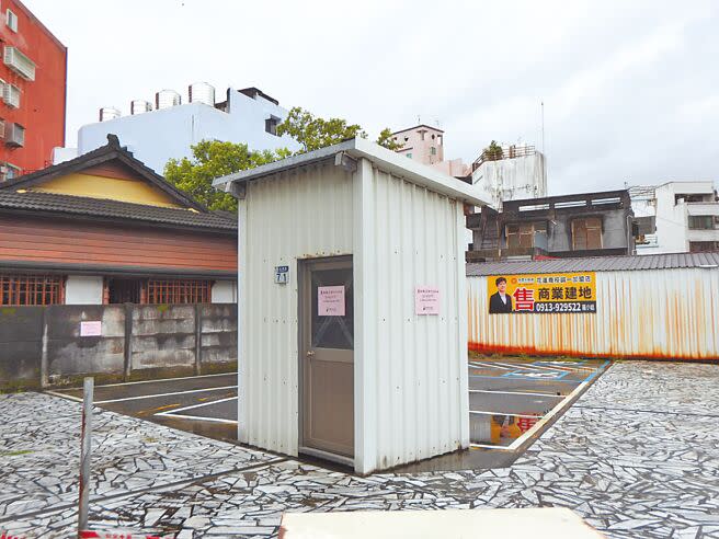 花蓮市花崗街有間0.3025坪的迷你小屋，雖然無人居住卻有門牌號碼，引起花蓮民眾熱議。（羅亦晽攝）