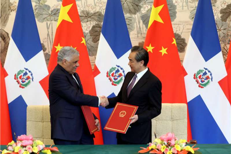 中國國務委員兼外交部長王毅5月1日在北京與多明尼加外長巴爾加斯簽署《中華人民共和國和多米尼加共和國關於建立外交關係的聯合公報》。