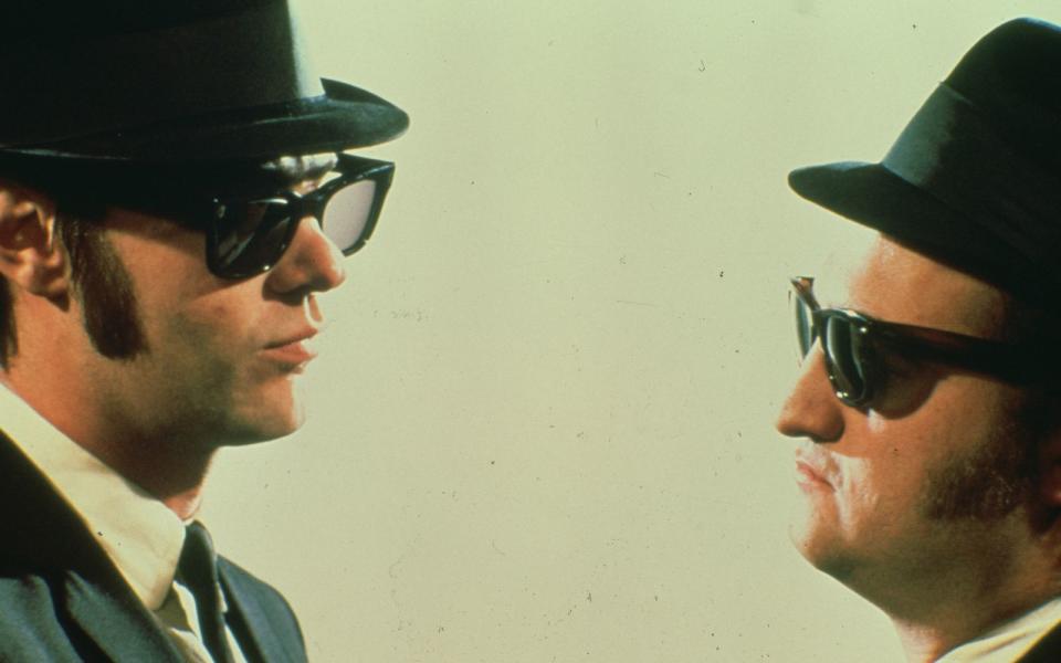 Eindeutig war die Todesursache bei TV-Komiker ("Saturday Night Life") John Belushi (rechts, mit Dan Aykroyd in "Blues Brothers"). Auf der Bühne und vor der Kamera haute er mit seiner starken Performance alle um. Abseits davon schwächten ihn Drogen. Nach langen Jahren der Abhängigkeit starb er mit 33 auf dem Höhepunkt seiner Karriere 1982 an einer Überdosis Heroin und Kokain. (Bild: Universal)