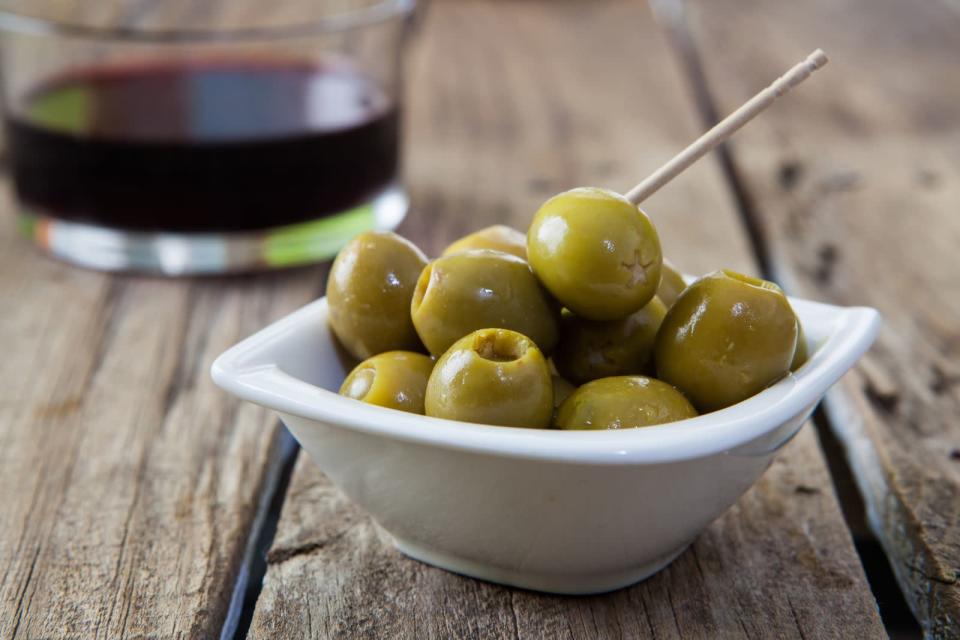 Oliven sind ebenfalls ein gesunder Snack, denn sie enthalten ungesättigte Fettsäuren, sowie beispielsweise Natrium, Kalzium und Zink. Geheimtipp: Die grünen Oliven haben etwas weniger Kalorien als die schwarzen. (Bild: iStock / trexec)