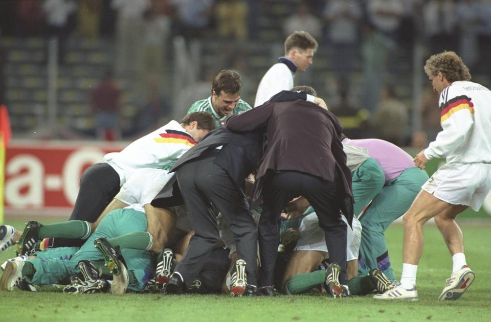 <p>Die WM 1990 ging in die Fußballgeschichte ein. Erstmals nach dem Zweiten Weltkrieg trat das Team für das wiedervereinigte Deutschland an. 22 Spieler umfasste der Kader - Paul Steiner war der Älteste, Andreas Möller der Jüngste. Was wurde aus den Spielern von damals? Ein Blick zurück und die Gegenwart... (Bild: Simon Bruty)</p>