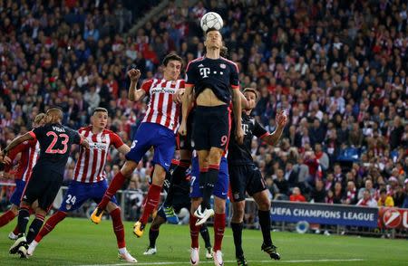 Football Soccer - Atletico Madrid v Bayern Munich - UEFA Champions League Semi Final First Leg - Vicente Calderon Stadium - 27/4/16 Bayern Munich's Robert Lewandowski in action Reuters / Paul Hanna Livepic