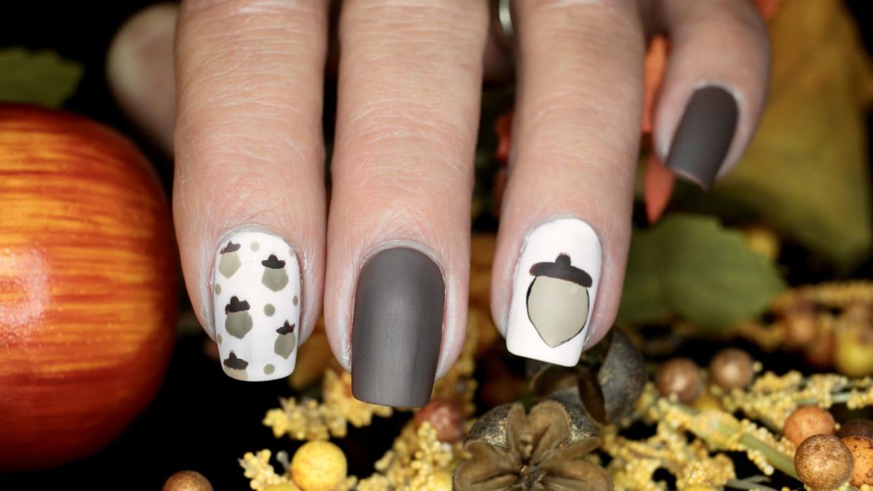 thanksgiving nails fall acorns design