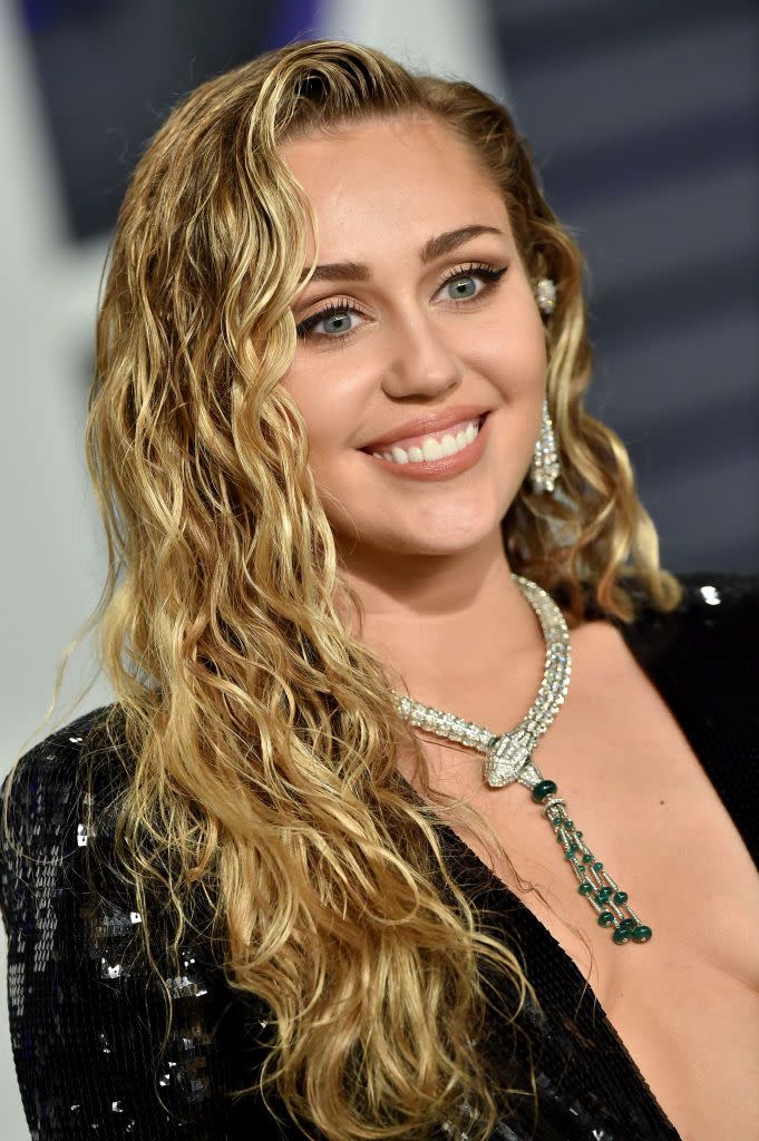 <p>Miley Cyrus embraced her natural blonde curls at the Vanity Fair Oscars after party.</p>