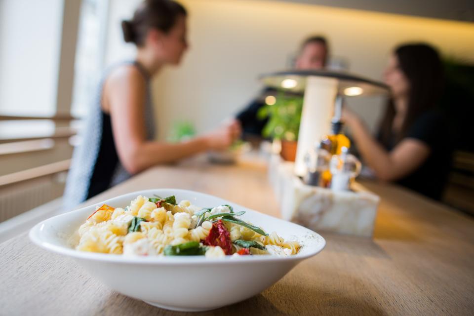 Pasta, Pizza, Salat – am liebsten bei Vapiano! Trotz Skandalen um verschimmelte Nudeln und als King Prawns ausgewiesene Garnelen durfte der Konzern im vergangenen Jahr ein Umsatzplus von 15 Millionen Euro verbuchen. Insgesamt nahm er so 190,8 Millionen Euro ein.