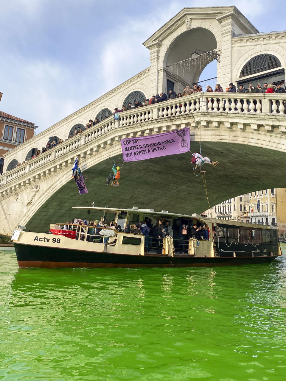 環團人士將威尼斯運河染成綠色。（圖／美聯社）