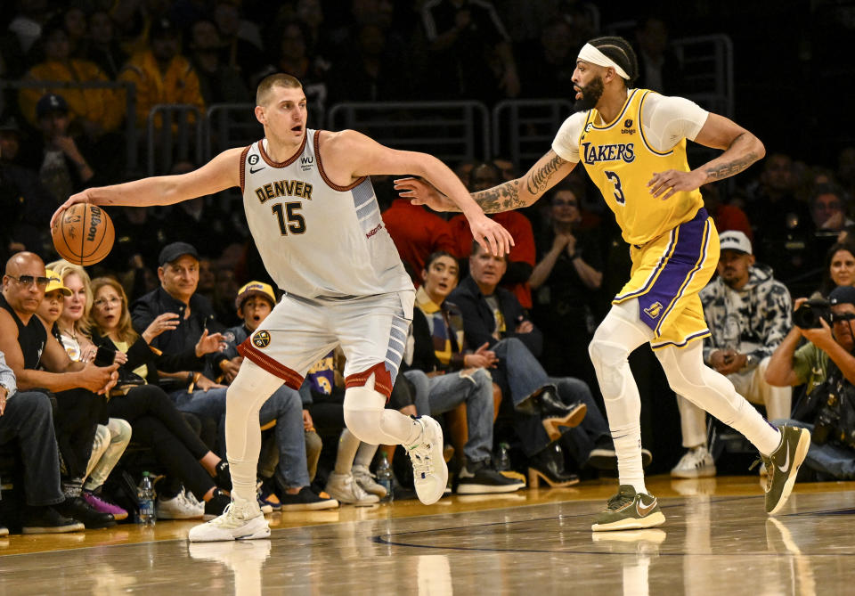 Nikola Jokic（左）與Anthony Davis（右）。(Photo by AAron Ontiveroz/The Denver Post)