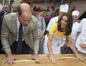 <p>Als Prinz William und Herzogin Kate in Heidelberg Brezeln für ihre Kinder formten. (Bild: ddpimages) </p>