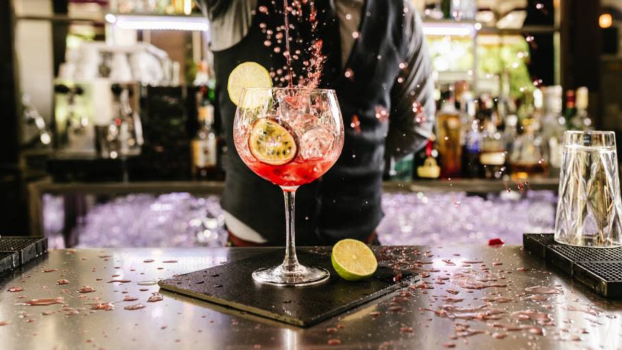 El sueldo promedio de un bartender en Madrid es de 1.400 euros