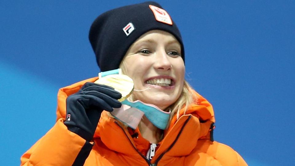 <p>Carlijn Achtereekte of the Netherlands shows off her gold from the Ladies' 3000m Speed Skating.</p>