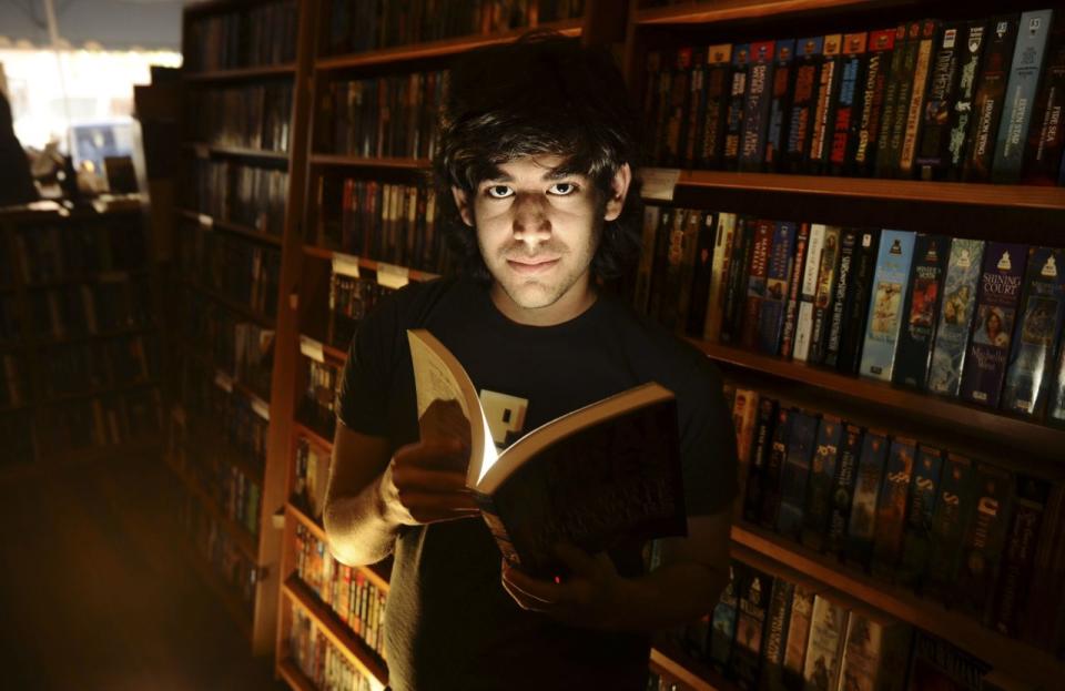 Aaron Swartz posa en Borderland Books en San Francisco, el 4 de febrero de 2008. REUTERS/Noah Berger