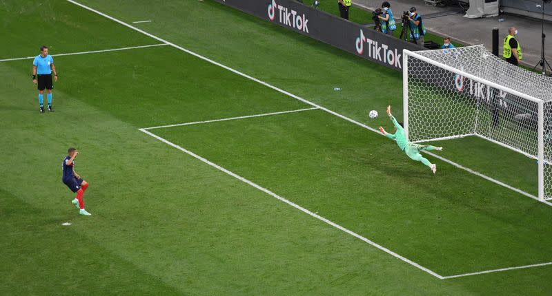 El suizo Yann Sommer detiene un penalti al francés Kylian Mbappe durante la tanda de penaltis.