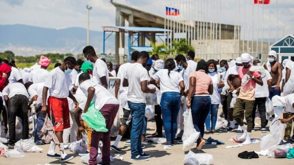 Personas buscan sus pertenencias en el aeropuerto de Puerto Príncipe