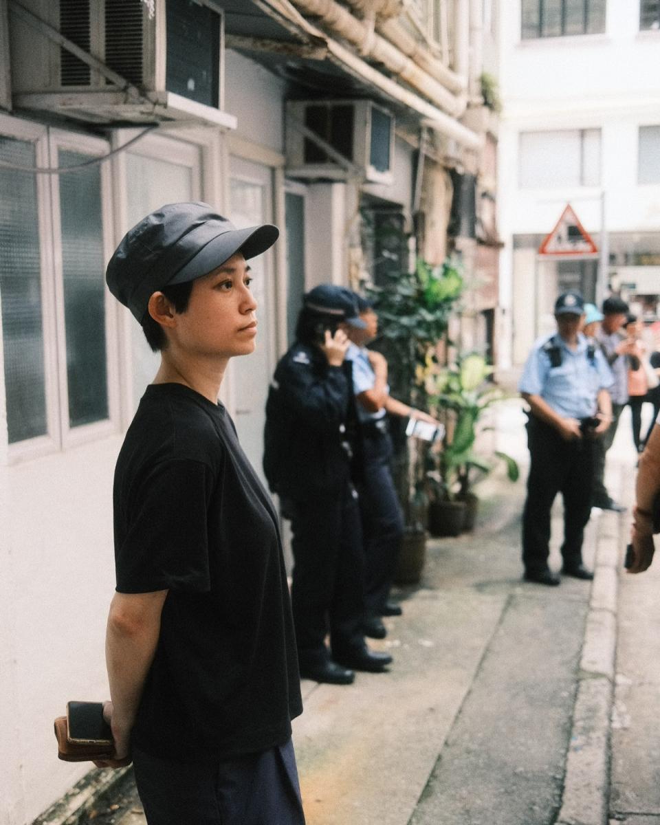 香港歌手何韻詩舉辦線上演唱會的場外有大批港警前來關切。翻攝何韻詩臉書