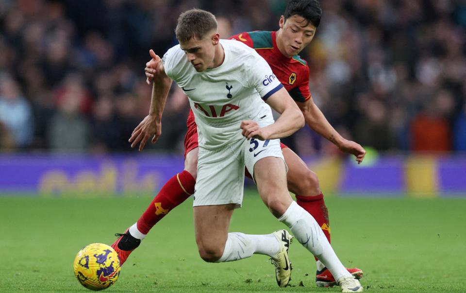 Van de Ven returns to the Spurs' bench