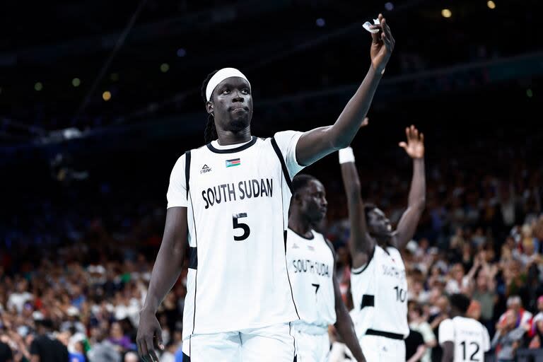 Nuni Omot, uno de los hombres importantes de Sudán del Sur el país más joven del mundo que está haciendo historia en París. (Photo by Sameer Al-Doumy / AFP)