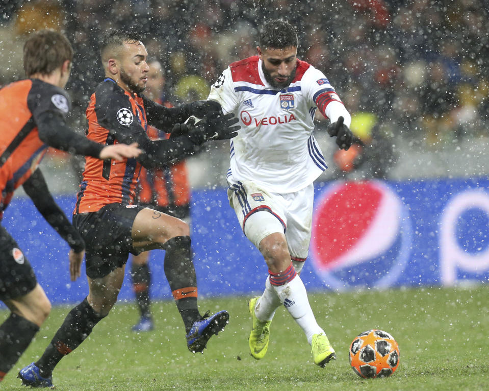 Shakhtar Maycon, left, challenges for the ball with Lyon's Nabil Fekir during the Group F Champions League soccer match between Shakhtar Donetsk and Lyon at the Olympiyskiy stadium, in Kiev, Ukraine, Wednesday, Dec.12, 2018. (AP Photo/Efrem Lukatsky)