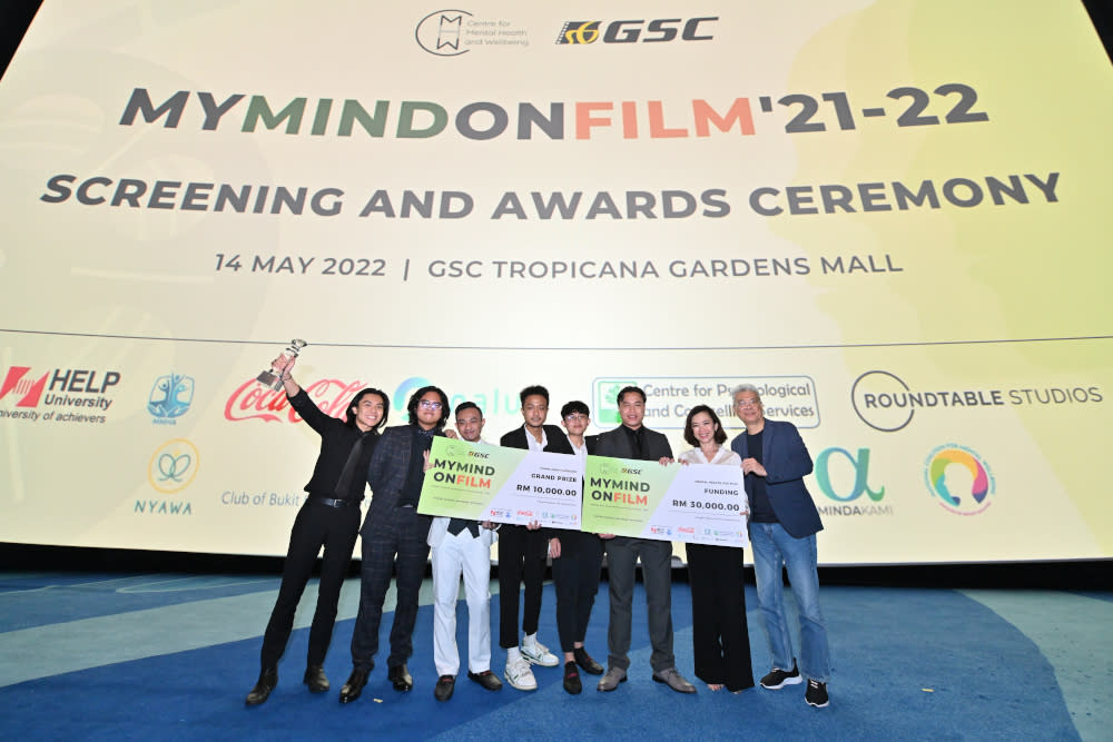 Grand prize winner for Young Adult Category (from left) Ahmad Shah and the ‘Halfway Down’ team along with GSC CEO Koh Mei Lee and COO Tung Yow Kong. — Picture courtesy of GSC