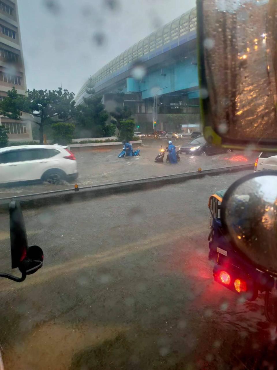 午後瞬間大雨就讓新北市林口區及桃園市龜山區一度淹水，水利署還一度發出一級淹水警戒。（翻攝自A7重劃區大小事臉書社團）