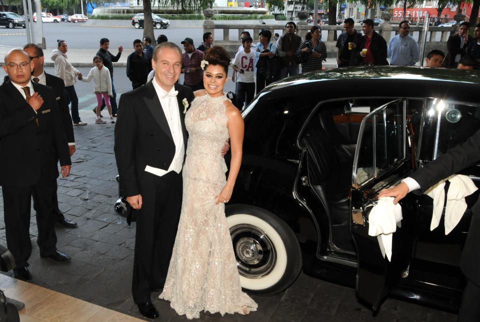 El abogado Juan Collado y la actriz Yadhira Carrillo se casaron por el civil en una ceremonia celebrada el pasado sábado en el Centro Histórico. / MezcalEnt