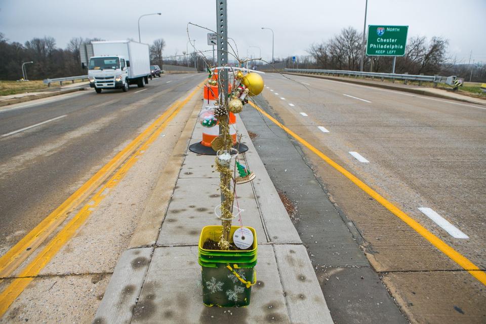 На этой фотографии, сделанной в декабре 2018 года, показан Claymont Christmas Weed, расположенный на Филадельфийской Пайке около 495.  Трава была праздничной традицией Клеймонта вот уже 30 лет.