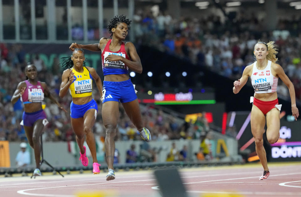 La dominicana Marileidy Paulino cruza la meta al ganar los 400 metros del Mundial de atletismo, el miércoles 23 de agosto de 2023, en Budapest. (AP Foto/Petr David Josek)