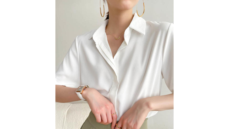 Shirt Women's Summer 2021 Korean Style Loose Work Clothes Temperament Office Wear Short Sleeve Chiffon White Shirt Design Sense Niche. (Photo: Lazada SG)