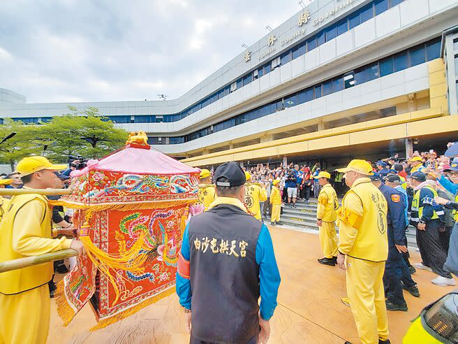 白沙屯媽祖鑾轎22日進入雲林縣府大廳轉一圈就出去，停駕在戶外迴廊，大批民眾聞風而至，擠得水洩不通。（周麗蘭攝）