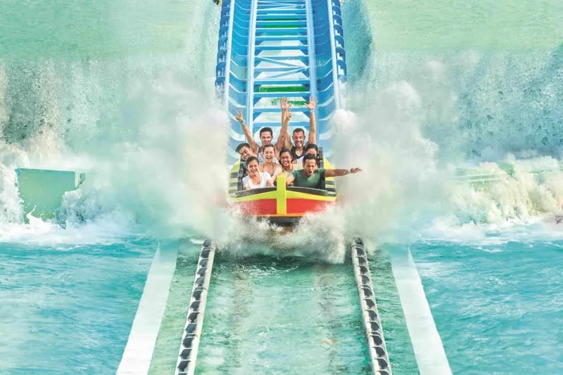 Adventure Waterpark Desaru Coast — [Special Bundle] [28% off] 2 Person Waterpark Admission Ticket + Round-Trip Ferry. (Photo: Klook SG)