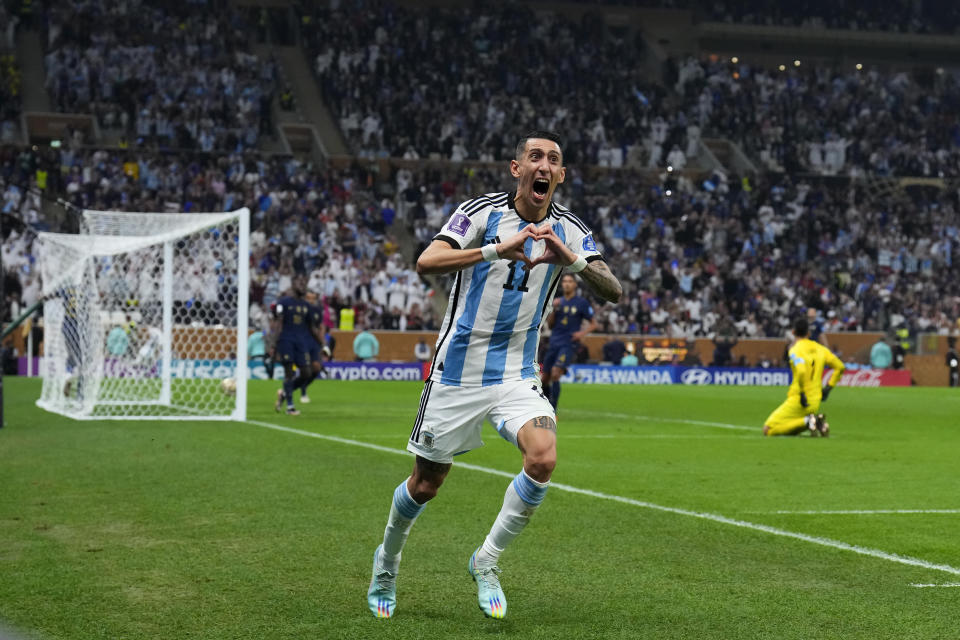 Angel Di Maria celebra tras anotar el segundo gol de Argentina en la final de la Copa Mundial ante Francia en el estadio Lusail, el domingo 18 de diciembre de 2022, en Lusail, Qatar. (AP Foto/Natacha Pisarenko)