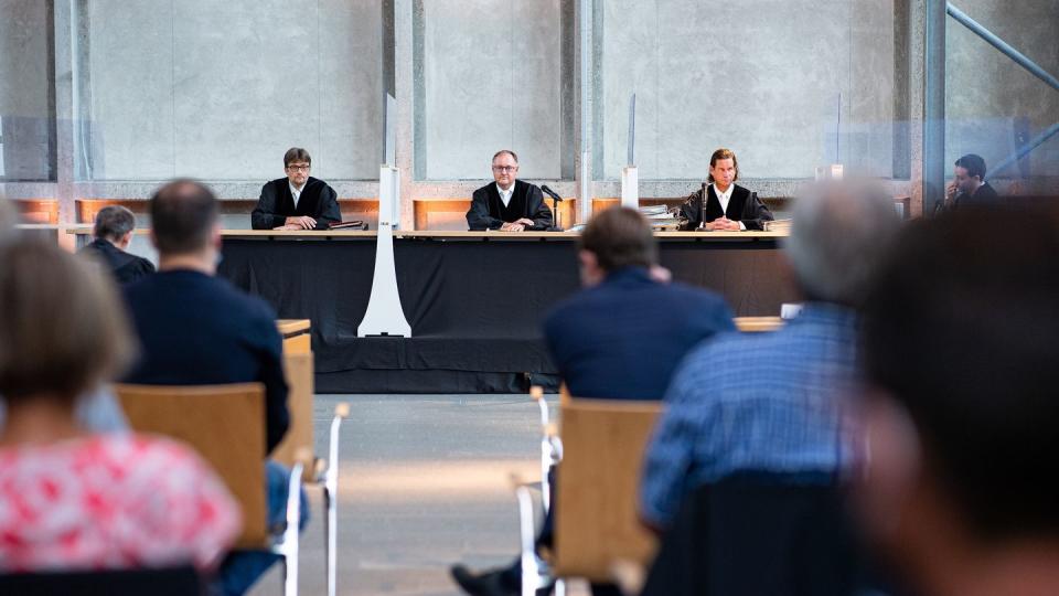 Der Vorsitzende Richter Johannes Wieseler (M) und seine Kollegen Volker Messing (l) und Dirk Pelzer sitzen zu Beginn der Berufungsverhandlung zu den Schadensersatzforderungen der Hinterbliebenen des Germanwings-Absturzes 2015 in der Lobby des Oberlandesgerichtes.