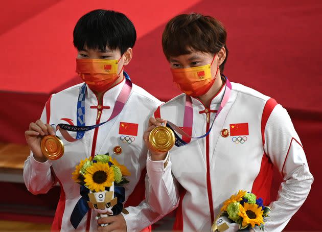 Les deux cyclistes Bao Shanju (gauche) et Zhong Tianshi (droite) ont remporté le titre olympique en vitesse par équipe aux Jeux olympiques de Tokyo ce lundi 2 août. (Photo: GREG BAKER via AFP)