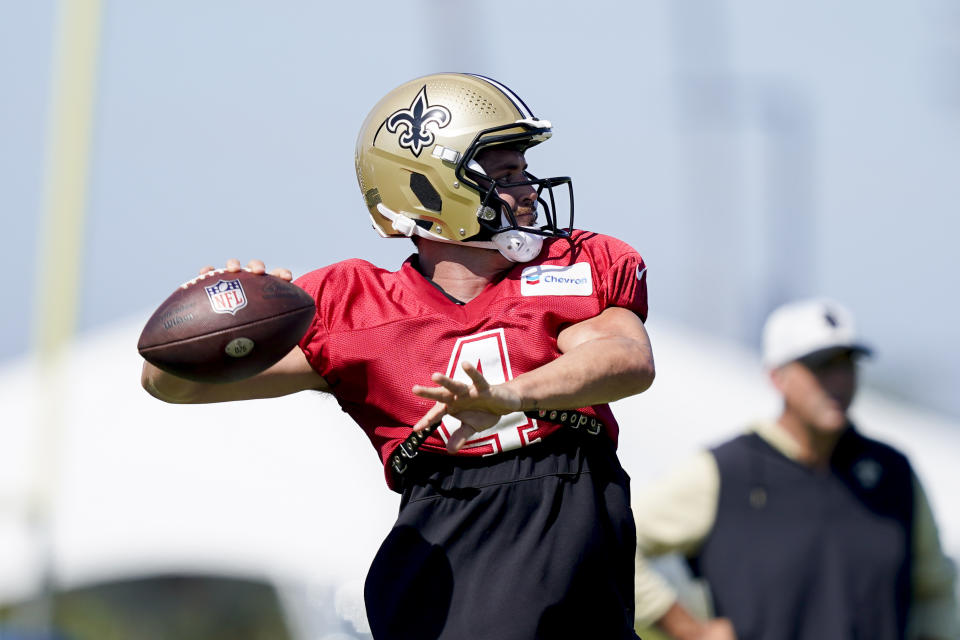 New Orleans Saints quarterback Derek Carr throws during a joint NFL football practice with the Los Angeles Chargers, Thursday, Aug. 17, 2023, in Costa Mesa, Calif. (AP Photo/Ryan Sun)