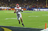 Georgia Bulldogs tight end Brock Bowers (19) takes a Georgia Bulldogs quarterback Stetson Bennett (13) pass in for a touchdown in the first quarter of the 2021 College Football Playoff Semifinal between the Georgia Bulldogs and the Michigan Wolverines at the Orange Bowl at Hard Rock Stadium in Miami Gardens. (Curtis Compton/Atlanta Journal-Constitution via AP)