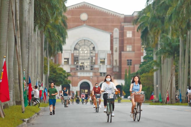 英國泰晤士高等教育專刊公布2022世界大學排行榜，台大去年排名97，今年掉到113名，圖為台大學生悠閒騎著腳踏車行經椰林大道。（本報資料照片）