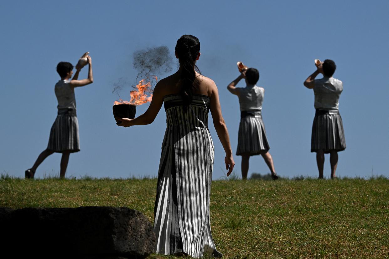 Avant de parcourir la France, une dernière cérémonie de passation de la flamme olympique a lieu ce vendredi 26 avril à Athènes.