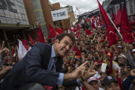 <p>Opposition Alliance presidential candidate Salvador Nasralla greets supporters in front of the Supreme Electoral Tribunal in Tegucigalpa, Honduras, Monday, Nov. 27, 2017. (Photo: Rodrigo Abd/AP) </p>