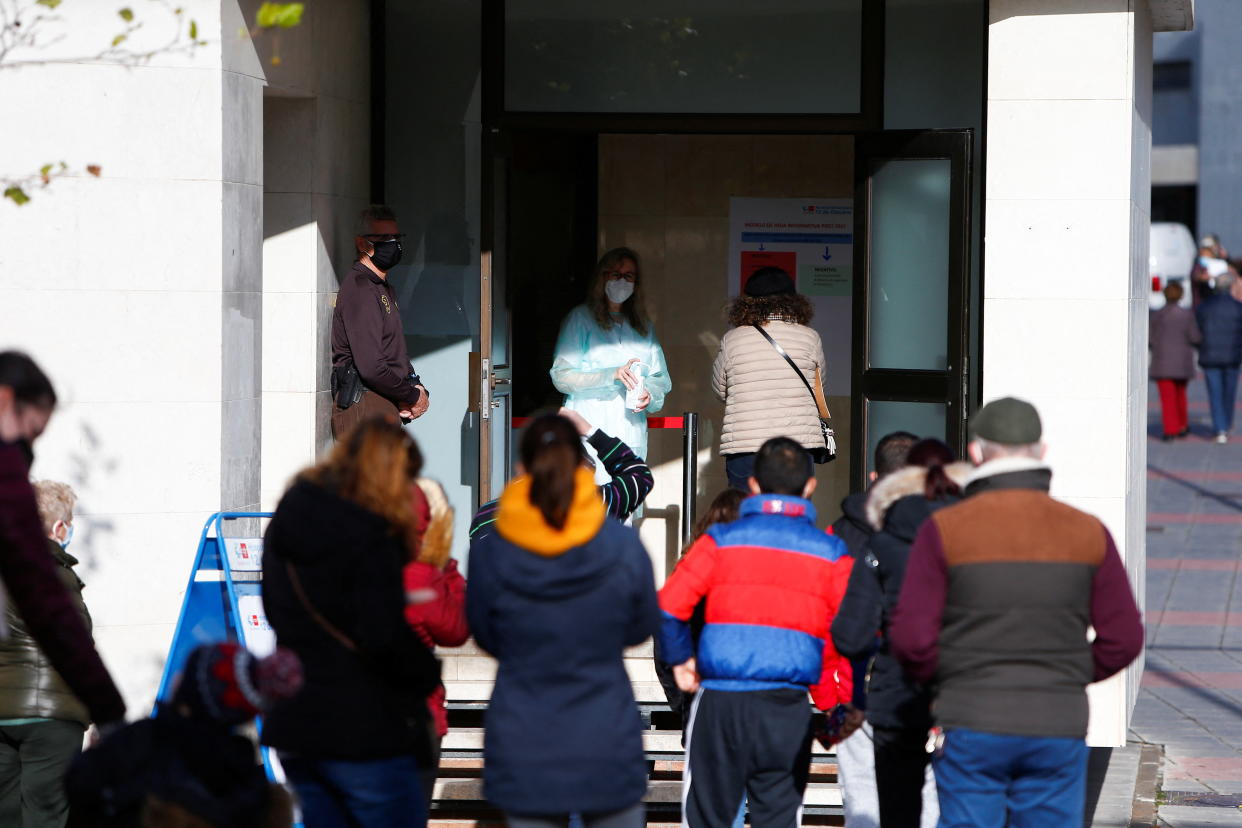 Largas colas a las puertas del hospital Doce de Octubre en Madrid para hacerse un test de coronavirus REUTERS/Javier Barbancho