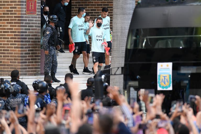 Lionel Messi saluda a simpatizantes a la salida del hotel donde se aloja el seleccionado en Caracas; en Venezuela y por la eliminatoria rumbo al Mundial Qatar 2022, el equipo argentino se estrena como campeón de la Copa América.