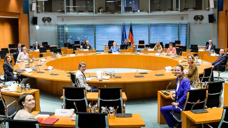 Bundeskanzlerin Angela Merkel (M) trifft sich mit Bundesbildungsministerin Anja Karliczek (hinten, 3.v.l, beide CDU), der SPD-Vorsitzenden Saskia Esken (hinten, 4.v.r und den Kultusministern der Bundesländer, um über die Lage an den Schulen in Zeiten von Corona zu beraten. Foto: dpa