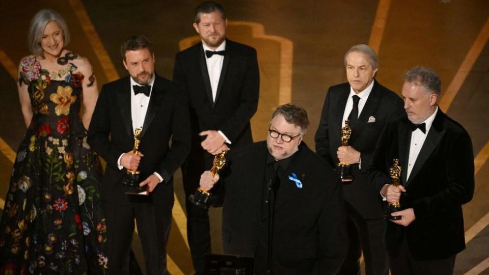 Guillermo del Toro y su equipo recibieron el primer Oscar de la Noche por 