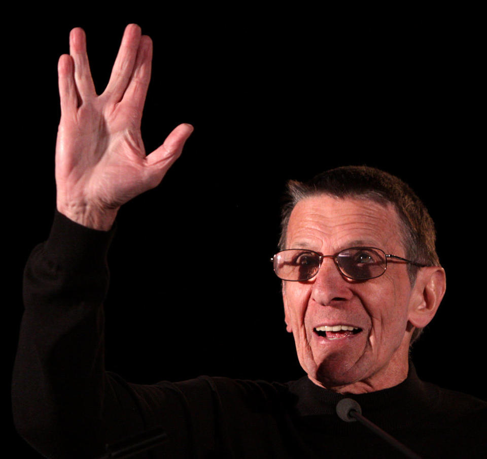 Leonard Nimoy forms the Vulcan Salute at 2011 Phoenix Comicon.