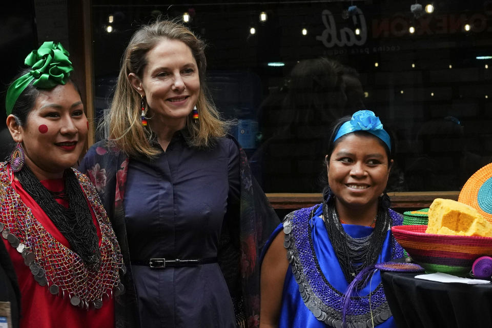 La princesa Sarah Zeid de Jordania posa con mujeres indígenas guaraníes después de dar una conferencia de prensa en La Paz, Bolivia, el viernes 7 de julio de 2023. (AP Foto/Juan Karita)