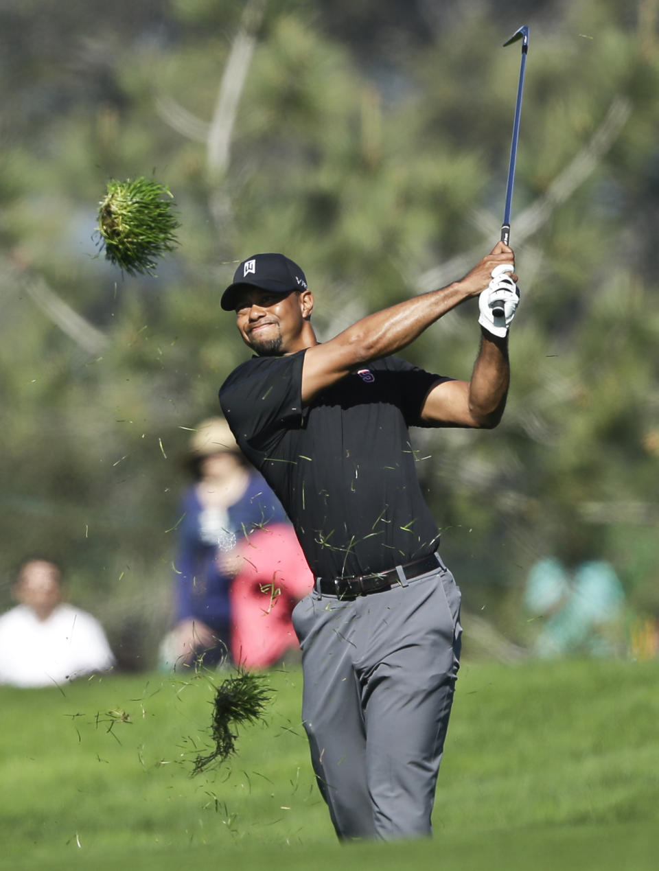 Tiger Woods watches his approach shot on the second hole of the South Course at Torrey Pines during the third round of the Farmers Insurance Open golf tournament Saturday, Jan. 25, 2014, in San Diego. Woods bogeyed the hole. (AP Photo/Lenny Ignelzi)