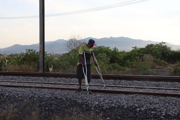 Las agresiones de criminales y autoridades llevan a los migrantes a subir al tren pese a los riesgos que enfrentan.