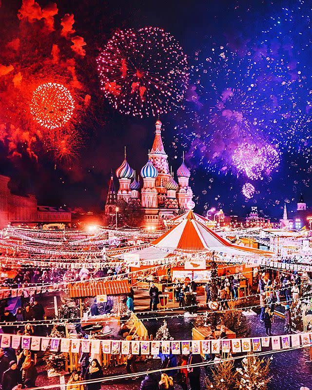 <p>And, of course, the city goes big for New Year's too. A festive market in the Red Square paired with fireworks makes this bustling city appear even more spectacular. What we would give to be roaming those kiosks for some traditional food and fun (sigh).</p><p><em>[via <a rel="nofollow noopener" href="http://www.boredpanda.com/moscow-city-during-christmas-festival-kristina-makeeva/" target="_blank" data-ylk="slk:Bored Panda;elm:context_link;itc:0;sec:content-canvas" class="link ">Bored Panda</a>]</em></p>