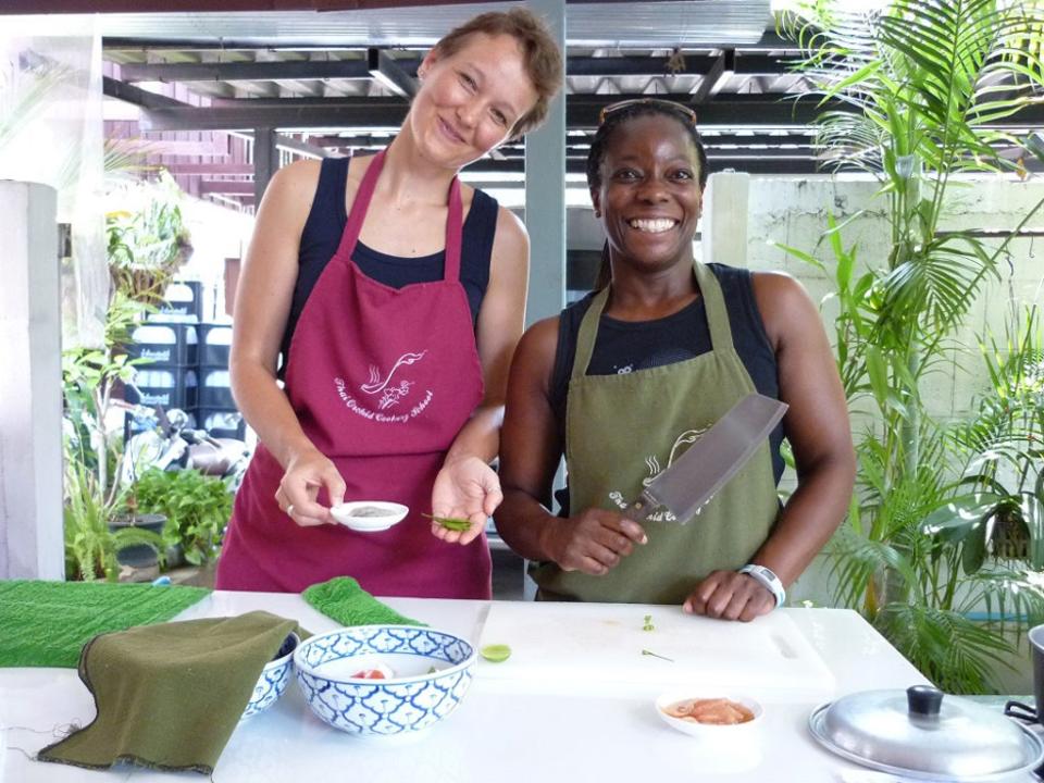 Heidrun and Karen at a cookery class in Thailand (Collect/PA Real Life)
